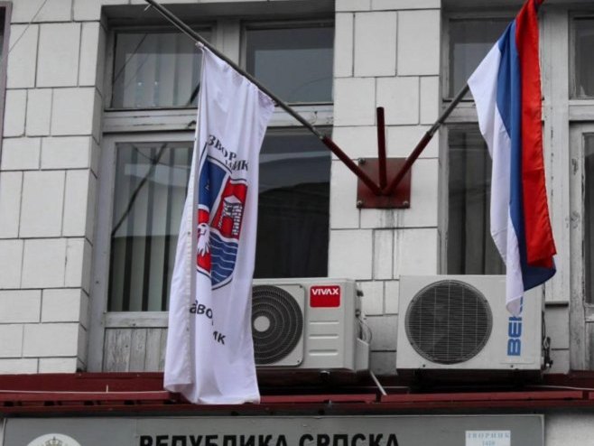 Град Зворник: Заставе на пола копља - Фото: СРНА