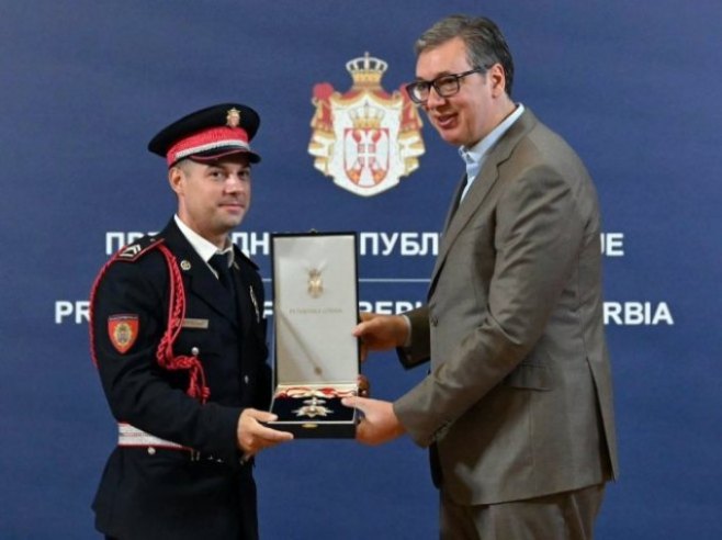 Вучић уручио признање Милошу Јевремовићу (фото: instagram.com/buducnostsrbijeav) - 