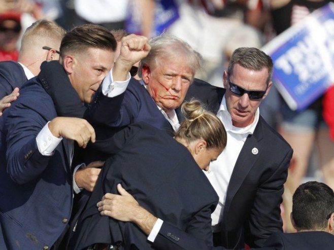 Трамп у тренутку неуспјелог атентата (фото: EPA-EFE/DAVID MAXWELL) - 