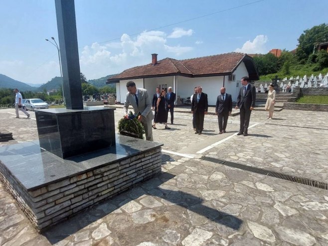 Братунац: Амбасадори положили вијенце Братунац: Амбасадори положили вијенце - Фото: РТРС