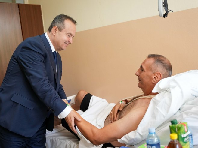 Дачић посјетио повријеђеног полицајца Вјекослава Илића (Фото: TANJUG/ OMK MUP REPUBLIKE SRBIJE/ nr) Дачић посјетио повријеђеног полицајца Вјекослава Илића (Фото: TANJUG/ OMK MUP REPUBLIKE SRBIJE/ nr) -