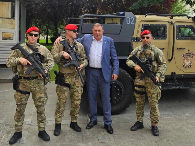 Милорад Додик и припадници САЈ-а (фото: x.com/MiloradDodik) - 
