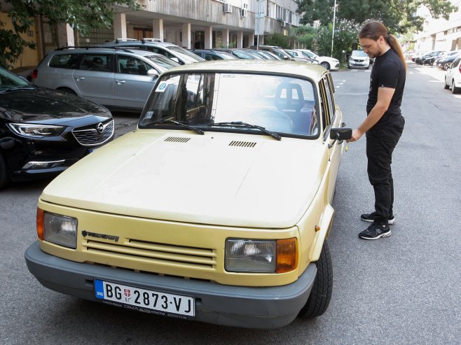 Немања Јаћимовић и његов "вартбург" (Фото: Танјуг/Сава Радовановић) - 