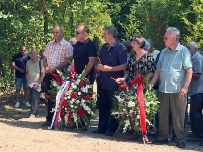 Полагање вијенаца у Пријаковцима Полагање вијенаца у Пријаковцима - Фото: РТРС