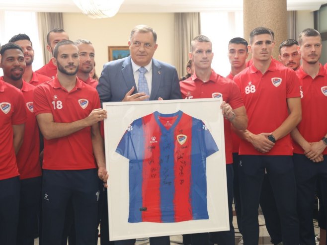 Milorad Dodik i fudbaleri i uprava FK "Borac" (Foto: predsjednikrs.rs/Borislav Zdrinja)