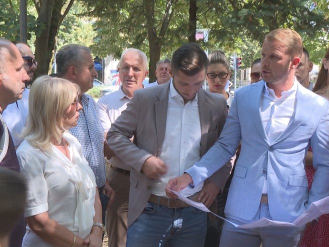 Станивуковић са грађанима на локацији Купусишта Станивуковић са грађанима на локацији Купусишта - Фото: РТРС