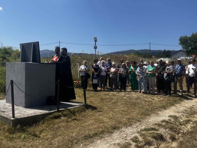 Полагање вијенаца код спомен-плоче у мјесту Камен Полагање вијенаца код спомен-плоче у мјесту Камен - Фото: СРНА