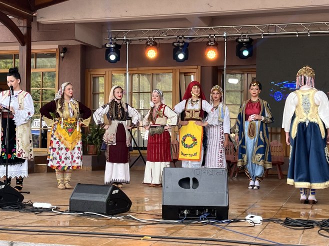 Такмичење за најбољег здравичара и најљепшу народну ношњу (Фото: TANJUG/ BRANKO LUKIĆ/ bs) Такмичење за најбољег здравичара и најљепшу народну ношњу (Фото: TANJUG/ BRANKO LUKIĆ/ bs) -