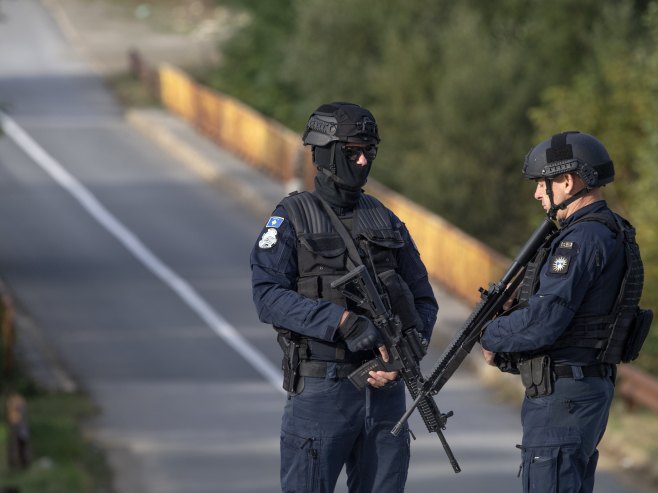 Приштинска полиција (Фото: EPA-EFE/GEORGI LICOVSKI) Приштинска полиција (Фото: EPA-EFE/GEORGI LICOVSKI) -
