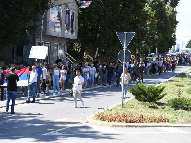 Косовска Митровица, протести (фото: TANJUG/ STR, fotografija niske rezolucije/ nr) Косовска Митровица, протести (фото: TANJUG/ STR, fotografija niske rezolucije/ nr) -