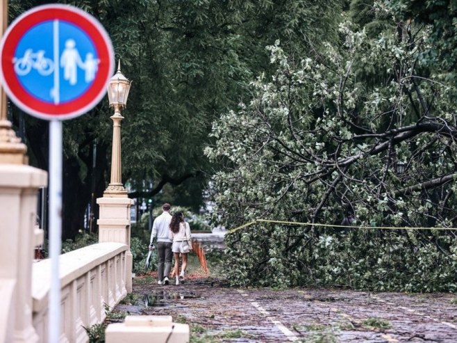Олуја (фото: EPA-EFE/JUAN IGNACIO RONCORONI - илустрација) - 