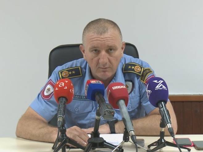 Лакета: Лице које је пријетило ножем полицајцу спроведено на психијатрију