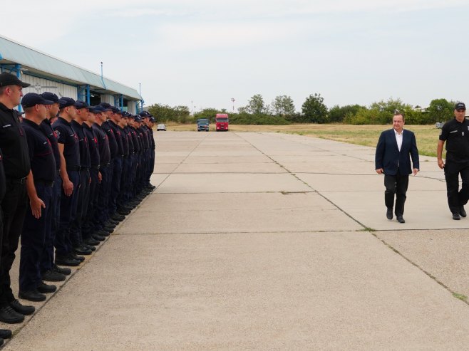 Дачић дочекао спасилачке јединице које су гасиле пожаре (Фото: TANJUG/ VLADIMIR ŠPORČIĆ) - 