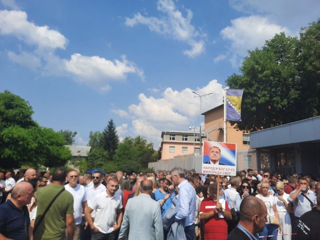Окупљање пред Судоим БиХ Окупљање пред Судоим БиХ - Фото: РТРС
