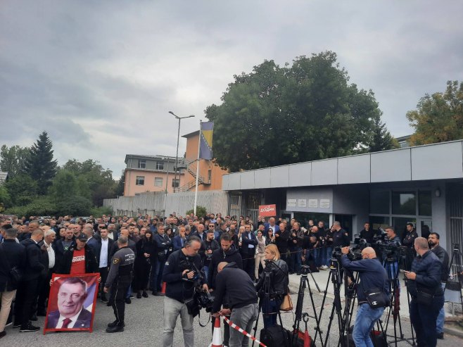 Грађани пред судом БиХ - подршка Додику и Лукићу Грађани пред судом БиХ - подршка Додику и Лукићу - Фото: РТРС