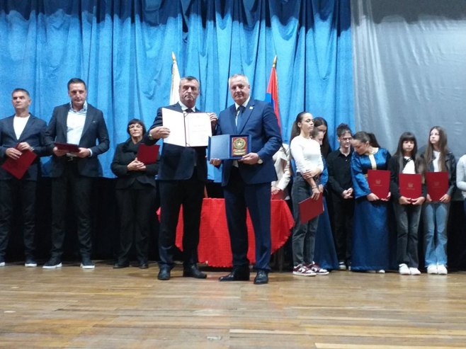 Премијеру Вишковићу уручено највеће признање општине "Златни грб" Премијеру Вишковићу уручено највеће признање општине "Златни грб" -