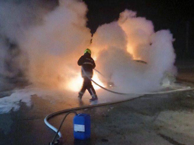 Изгорио аутомобил у Источном Сарајеву (фото: facebook.com/vatrogasnajedinicaistocnosarajevo) Изгорио аутомобил у Источном Сарајеву (фото: facebook.com/vatrogasnajedinicaistocnosarajevo) -