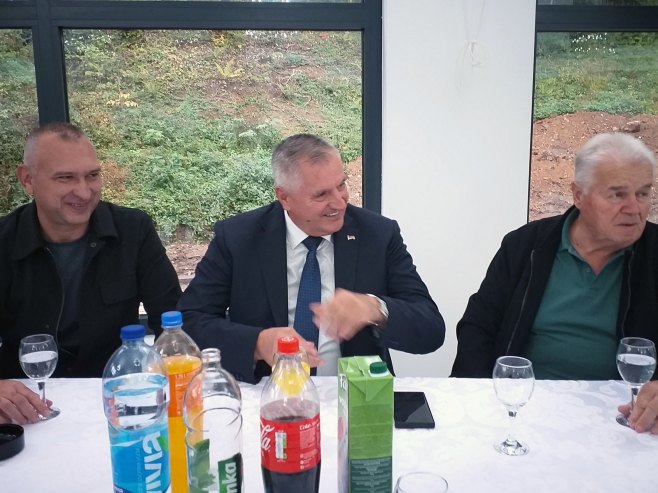 Милићи: Вишковић са пензионерима Милићи: Вишковић са пензионерима - Фото: СРНА
