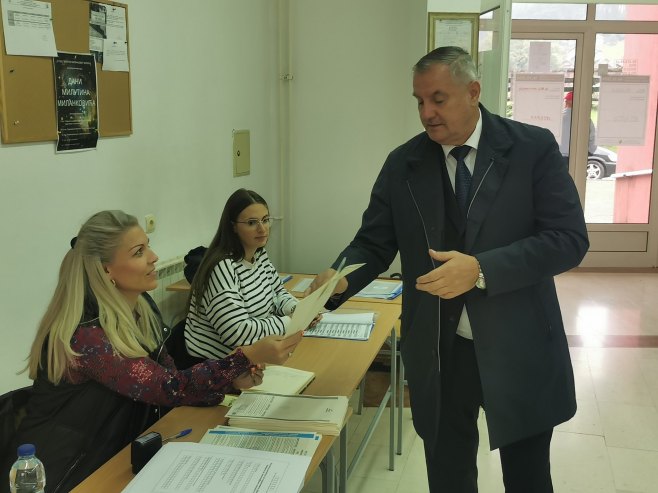 Радован Вишковић на гласању у Милићима Радован Вишковић на гласању у Милићима - Фото: Уступљена фотографија