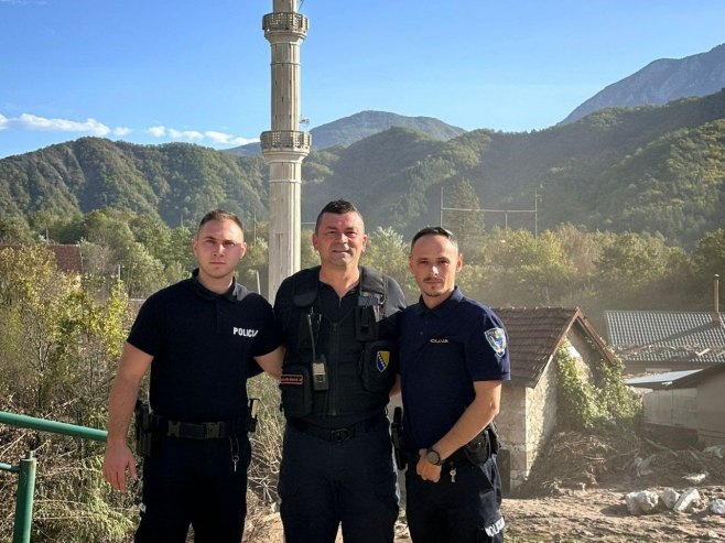 Полицајаци у Јабланици, спасили шест особа прве ноћи трагедије (фото: facebook.com/FederalnaUpravaCivilneZastite) Полицајаци у Јабланици, спасили шест особа прве ноћи трагедије (фото: facebook.com/FederalnaUpravaCivilneZastite) -