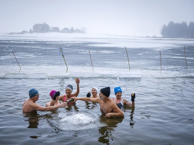 Пливање у залеђеној води (фото: EPA-EFE/VALENTIN FLAURAUD - илустрација) Пливање у залеђеној води (фото: EPA-EFE/VALENTIN FLAURAUD - илустрација) -