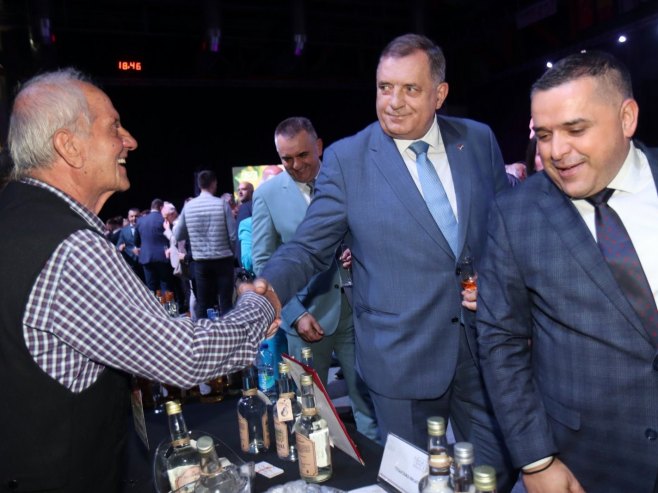 Dodik i Bojić na Sajmu (Foto: predsjednikrs.rs/Borislav Zdrinja ) Dodik i Bojić na Sajmu (Foto: predsjednikrs.rs/Borislav Zdrinja )