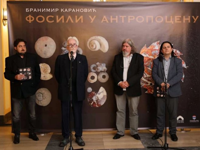 Изложба "Фосили у антропоцену" (Фото: БОРИСЛАВ БРЕЗО/БАНСКИ ДВОР – КУЛТУРНИ ЦЕНТАР) Изложба "Фосили у антропоцену" (Фото: БОРИСЛАВ БРЕЗО/БАНСКИ ДВОР – КУЛТУРНИ ЦЕНТАР) -