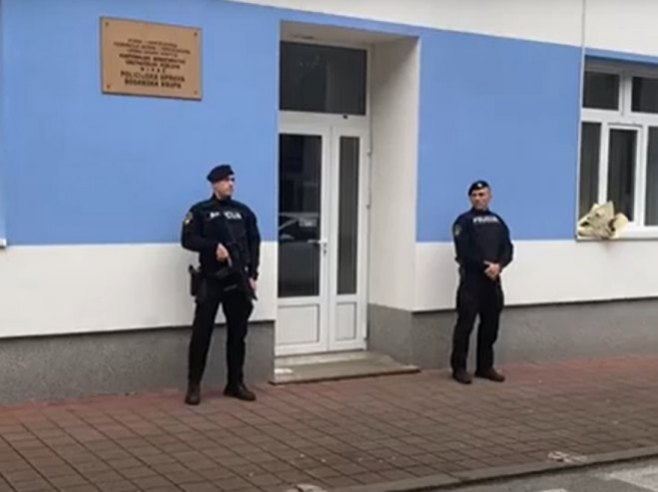 Полицајци испред полицијске станице у Босанској Крупи (Фото: Скриншот - јутјуб) Полицајци испред полицијске станице у Босанској Крупи (Фото: Скриншот - јутјуб) -