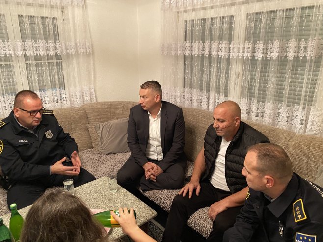 Нешић у посјети код рањеног полицајца Авде Хасановића - Фото: Уступљена фотографија