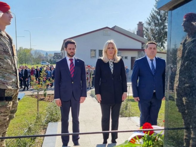 Жељка Цвијановић положила вијенац на споменик страдалима (фото: instagram.com/zeljka.cvijanovic) Жељка Цвијановић положила вијенац на споменик страдалима (фото: instagram.com/zeljka.cvijanovic) -