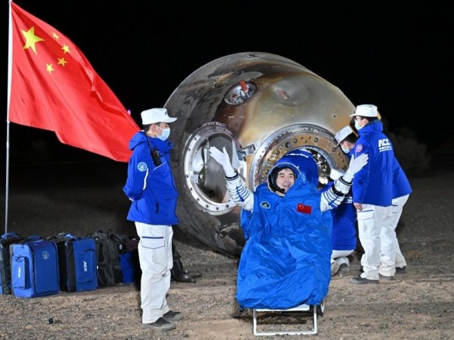 Посада свемирске летјелице Шенџоу се вратила на Земљу (Фото: EPA-EFE/XINHUA) Посада свемирске летјелице Шенџоу се вратила на Земљу (Фото: EPA-EFE/XINHUA) -