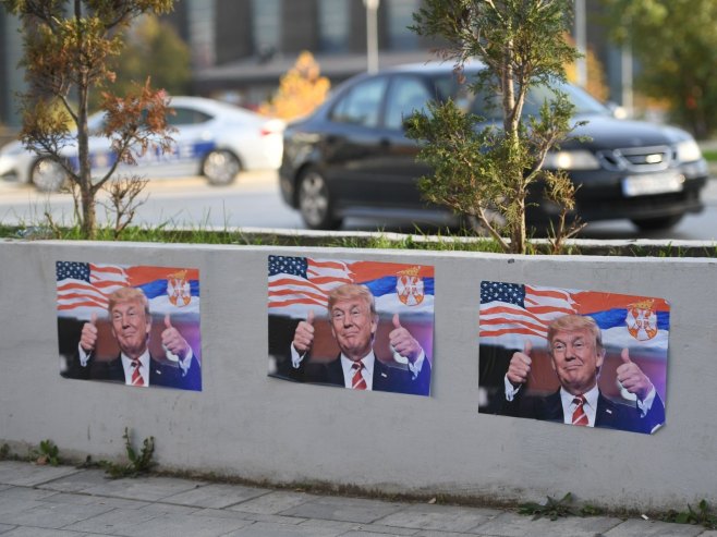 Плакати са ликом Трампа на више локација у Лепосавићу и северном делу Косовске Митровице(фото: TANJUG/ STR) Плакати са ликом Трампа на више локација у Лепосавићу и северном делу Косовске Митровице(фото: TANJUG/ STR) -