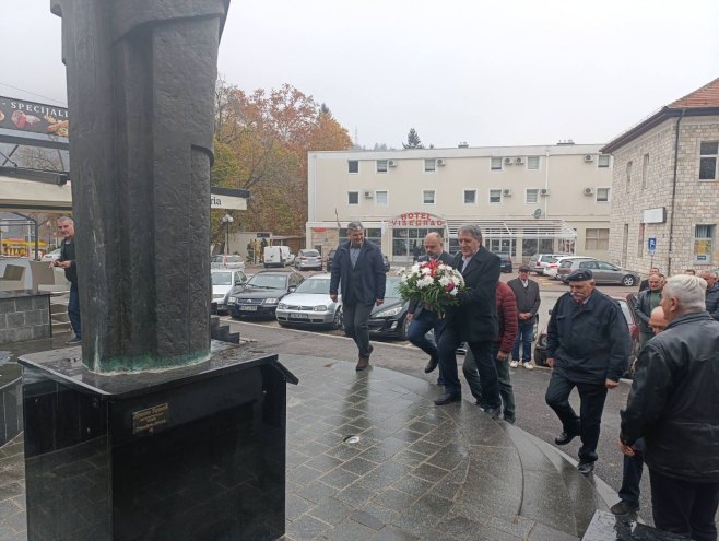 Положено цвијеће на споменику у Вишеграду Положено цвијеће на споменику у Вишеграду - Фото: РТРС
