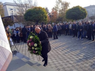 Pолагање је вијенаца на Споменик српским браниоцима у Брчком Pолагање је вијенаца на Споменик српским браниоцима у Брчком - Фото: СРНА