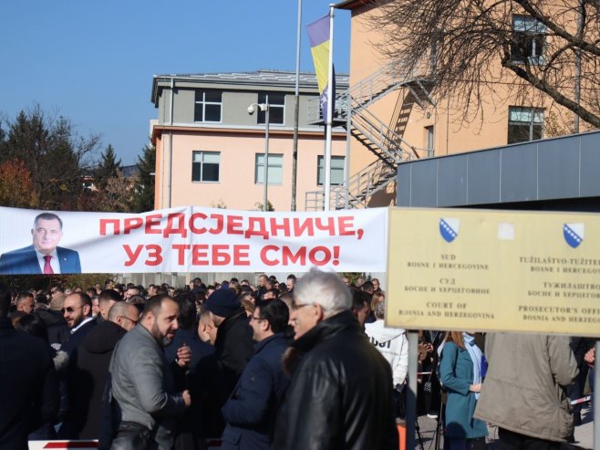 Подршка предсједнику Српске испред Суда БиХ Подршка предсједнику Српске испред Суда БиХ - Фото: ZIPAPHOTO/Borislav Zdrinja