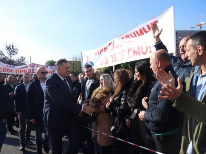 Предсједник Српске дочекан громогласним аплаузом испред Суда БиХ - Фото: predsjednikrs.rs/Borislav Zdrinja