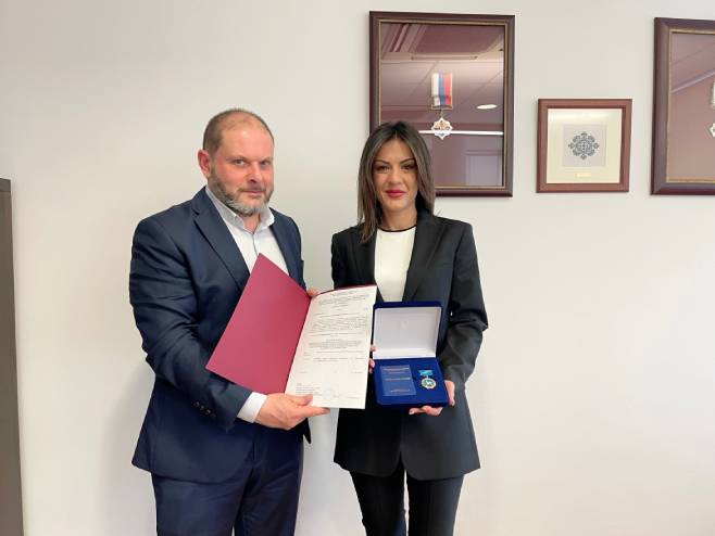 Признање Руског центра Дијани Миланковић Признање Руског центра Дијани Миланковић - Фото: Уступљена фотографија