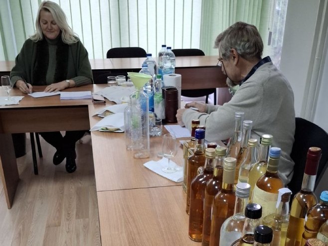 Мркоњић Град: Оцјењивање квалитете ракије (Фото: РТРС)