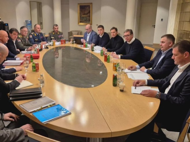 Вучић са војним врхом и шефовима војних служби (Фото:
buducnostsrbijeav) Вучић са војним врхом и шефовима војних служби (Фото:
buducnostsrbijeav) -