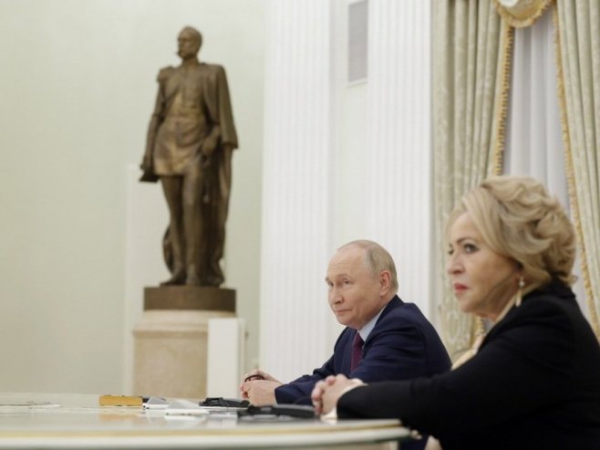 Владимир Путин и Валентина Матвиjенко (фото: EPA-EFE/MAXIM SHEMETOV/ REUTERS) - 