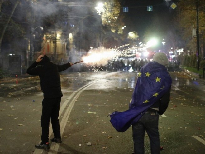 Сукоб демонстраната и полиције у Тбилисију (Фото: EPA-EFE/DAVID MDZINARISHVILI) - 