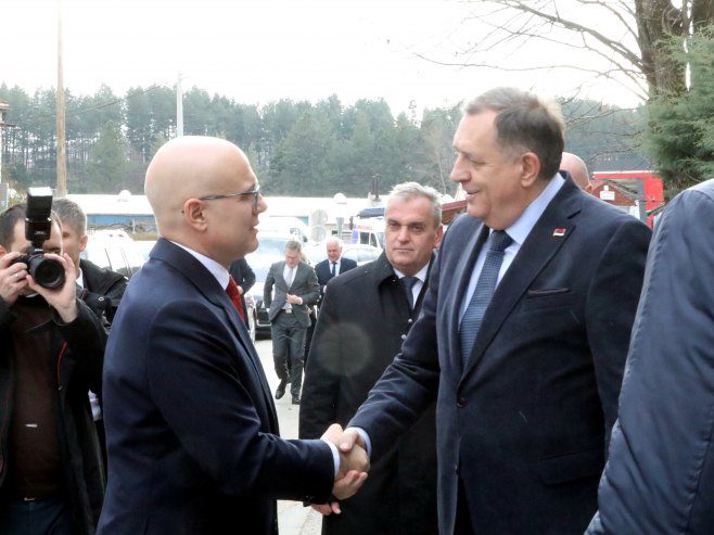 Вучевић и Додик (Фото: TANJUG/VLADA REPUBLIKE SRBIJE/SLOBODAN MILJEVIĆ) Вучевић и Додик (Фото: TANJUG/VLADA REPUBLIKE SRBIJE/SLOBODAN MILJEVIĆ) -