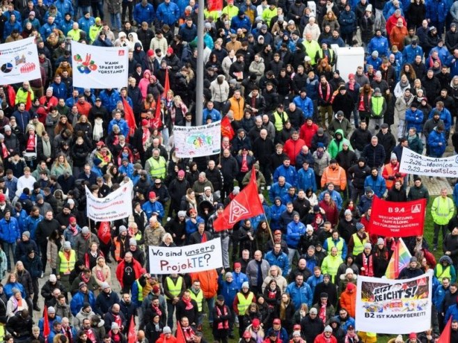 Протести радника Фолксвагена (фото: EPA-EFE/JULIAN STRATENSCHULTE / POOL) - 
