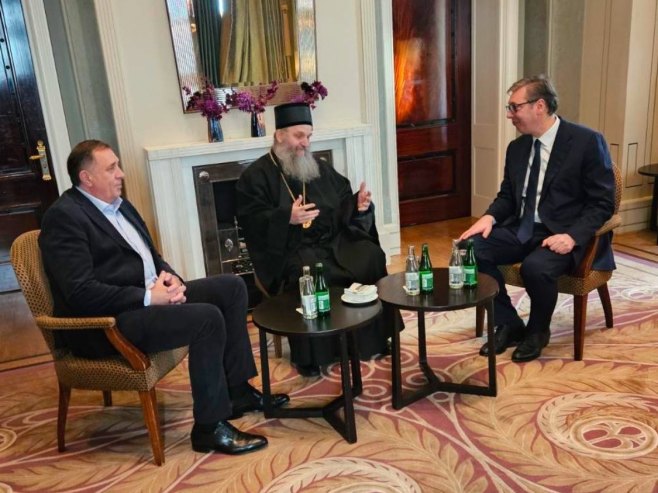 Предсједници Српске и Србије са епископом швајцарским (фото: x.com/MiloradDodik) - 