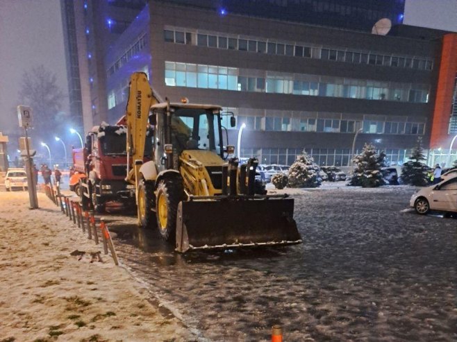 Паркинг код зграде Владе Паркинг код зграде Владе - Фото: РТРС