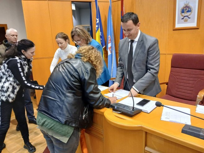 Ћурић потписао је уговоре о подршци породицама - Фото: РТРС