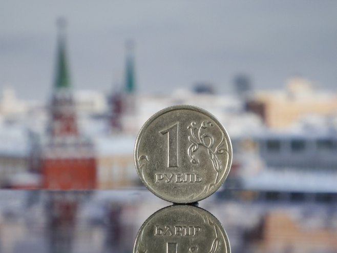 Руска валута - рубаљ (Фото: EPA-EFE/YURI KOCHETKOV/илустрација) - 