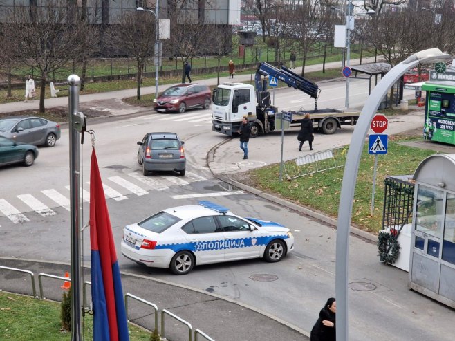 Помјерено "паук" возило са Tрга Rепублике Помјерено "паук" возило са Tрга Rепублике - Фото: РТРС