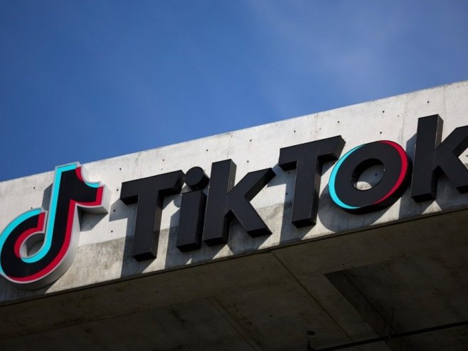 ТикТок (Фото: EPA-EFE/ALLISON DINNER/илустрација) - 