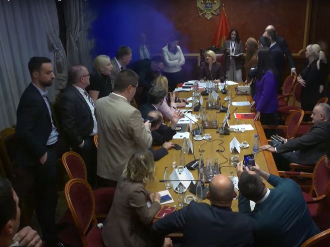 Димна бомба (Фото: Skupština Crne Gore/Youtube/Screenshot) - 